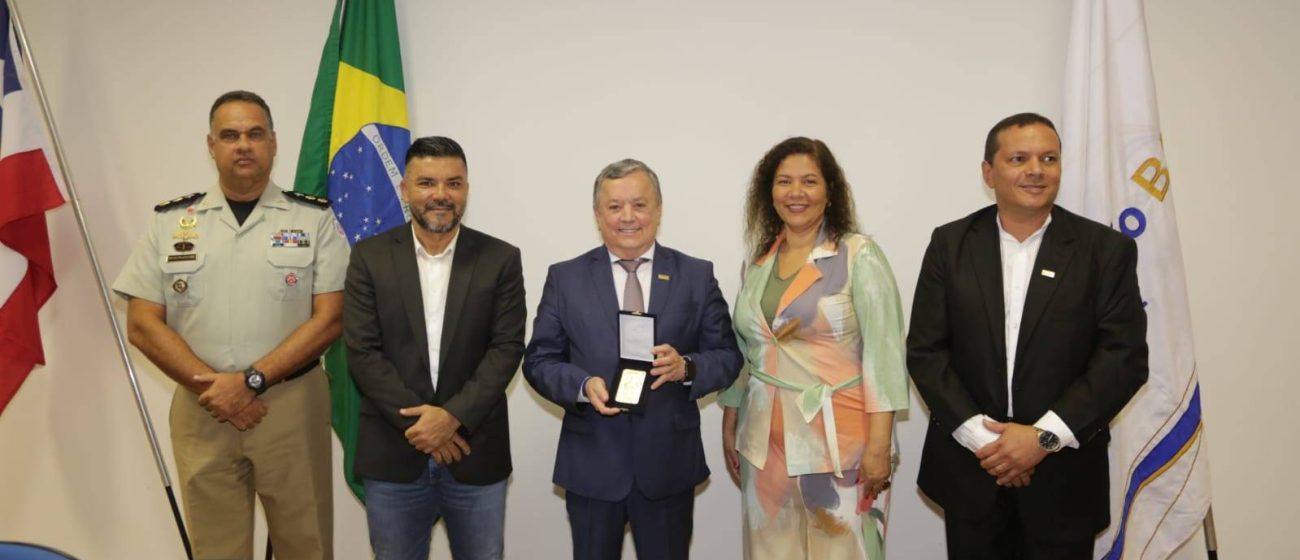 Presidente Kelsor Fernandes recebe a comenda 22 de Abril da Prefeitura de Porto Seguro 