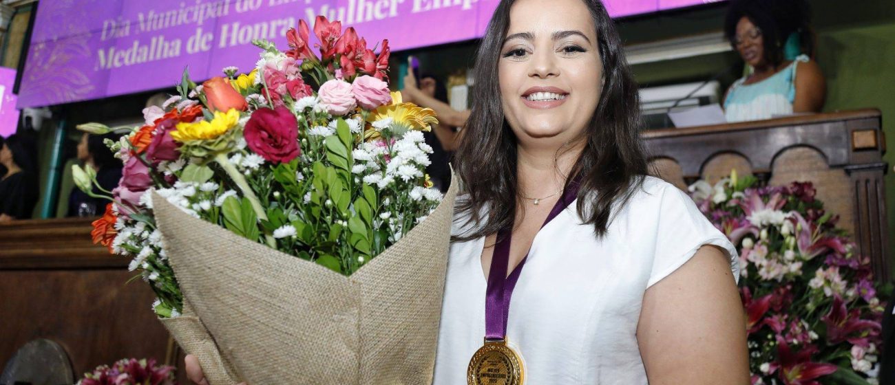 Coordenadora da CME recebe homenagem na Câmara Municipal