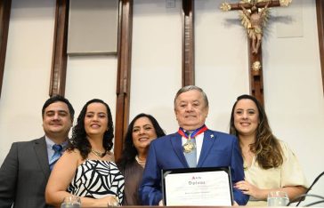 Presidente do Sistema Comércio BA, Kelsor Fernandes, recebe a comenda 2 de Julho  